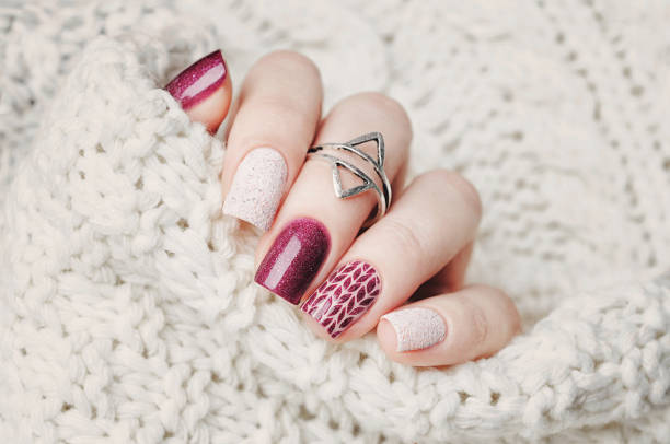 따뜻한 니트 스웨터를 배경으로 한 겨울 매니큐어 - fingernail manicure beauty decoration 뉴스 사진 이미지