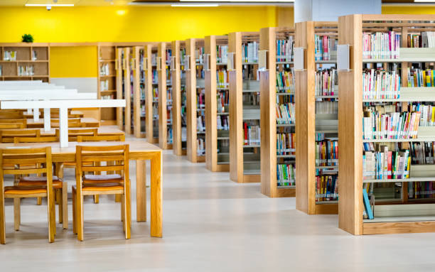 mesas de madera vacías en la biblioteca pública - school library fotografías e imágenes de stock