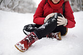 schuss-von-person-beim-sturz-in-verschneiten-winterpark-frau-rutscht-auf-dem-eisigen-weg.jpg?b=1&s=170x170&k=20&c=ttDG33MrvDu-E7QwukVaWVrwbfkhNkUsPh0CGUFDtdI=