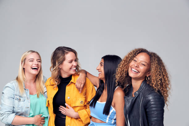 gruppenstudio portrait von multikulturellen weiblichen freunden lächelnd in die kamera zusammen - nur frauen stock-fotos und bilder