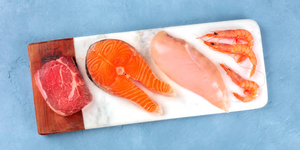 toàn cảnh protein tươi. thịt bò sống, cá hồi, ức gà và tôm, được chụp từ trên cao - vitamin b12 thịt cá trưng sữa hình ảnh sẵn có, bức ảnh & hình ảnh trả phí bản quyền một lần