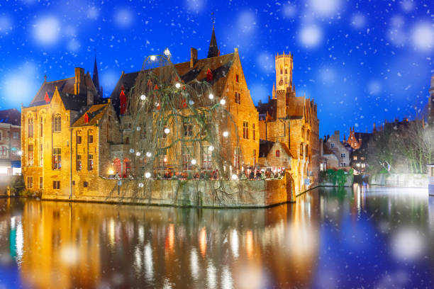 snowy bruges, belgique - flanders bruges dusk building exterior photos et images de collection