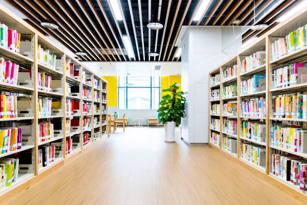 estanterías en la biblioteca pública moderna - bookstore fotografías e imágenes de stock