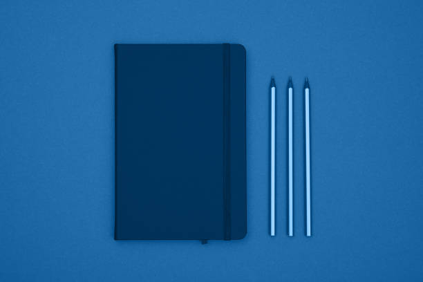 cierre el cuaderno de la cubierta de cuero plana sobre el azul - note pad leather diary book fotografías e imágenes de stock