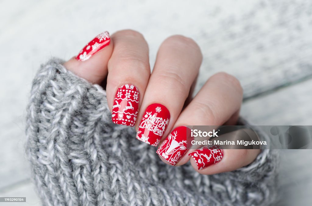 鹿と雪片と赤いクリスマスマニキュア - クリスマスのロイヤリティフリーストックフォト