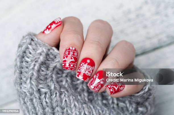 鹿と雪片と赤いクリスマスマニキュア - クリスマスのストックフォトや画像を多数ご用意 - クリスマス, 手の爪, ネイルアート