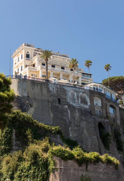 view of houses and hotels on the cliffs in sorrento. gulf of naples, campania, italy - sorrentine peninsula imagens e fotografias de stock