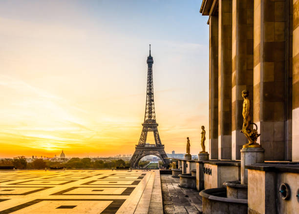 lever de soleil sur la tour eiffel et l'esplanade du trocadéro à paris, france. - palais de chaillot photos et images de collection