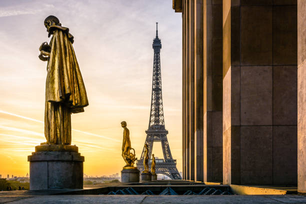 wschód słońca na wieży eiffla i esplanade trocadero w paryżu, francja. - palais de chaillot zdjęcia i obrazy z banku zdjęć