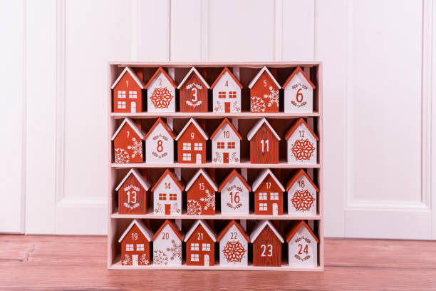 calendario perpetuo in legno fatto a mano sotto forma di casa - advent calendar christmas number red foto e immagini stock