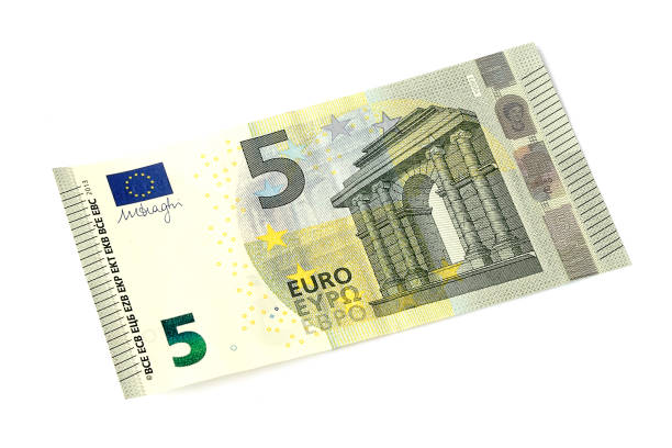 nouveau billet 5 (cinq) euros. isoler, gros plan. billet de 5 euros isolé sur fond blanc. cinq billets d'euro isolés sur le blanc. vue d'en haut. - five euro banknote european union currency number 5 paper currency photos et images de collection