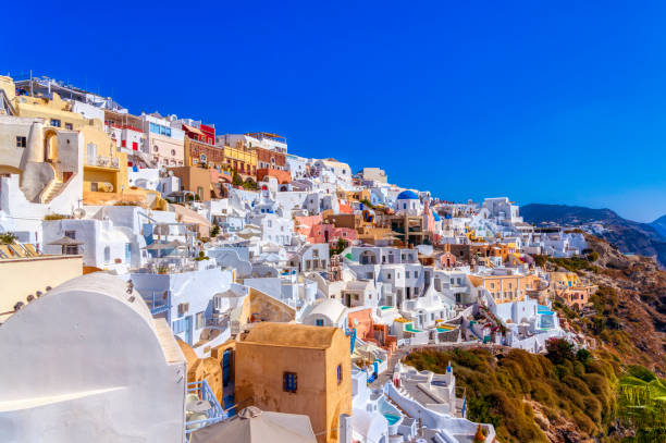 vista panorámica de la arquitectura tradicional de las cícladas en el pueblo de oia en la isla de santorini (hdri) - cycladic architecture fotografías e imágenes de stock