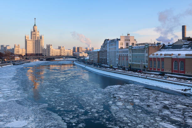 vue pittoresque d'hiver du remblai de fleuve de moscou - kotelnicheskaya photos et images de collection