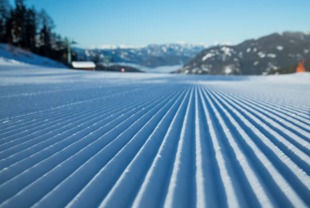 스키 슬로프에 신선한 눈, 겨울 풍경 - clear sky ski footpath snow 뉴스 사진 이미지