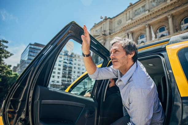 hombre maduro saliendo de la cabina - taxi buenos aires people city fotografías e imágenes de stock