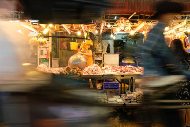 una macelleria locale in un mercato umido. - 4397 foto e immagini stock