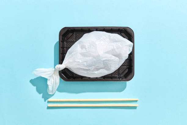 contenedor de la cena con pescado de bolsa de plástico servido palillos de madera. - plate plastic disposable blue fotografías e imágenes de stock