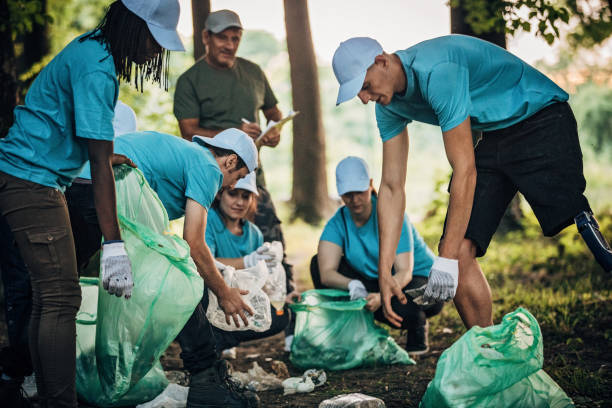istock Volunteers in the park 1193308044