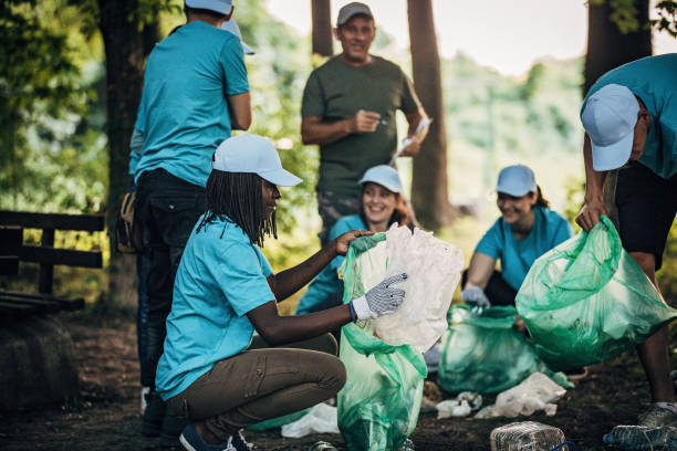 istock Volunteers in the park 1193308083