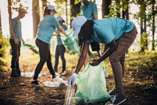 istock Volunteers in the park 1193308161