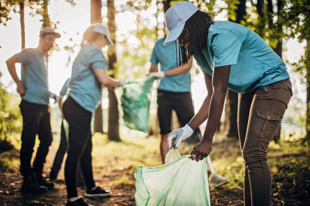 istock Volunteers in the park 1193308695