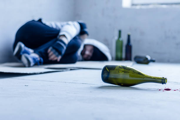 senzatetto ubriaco maschio - close up of a broken bottle, street foto e immagini stock