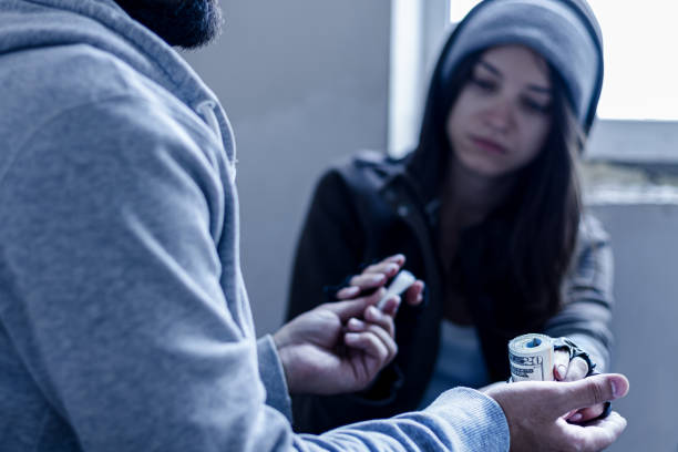 drug dealer and addict young woman - narcotic teenager cocaine drug abuse imagens e fotografias de stock