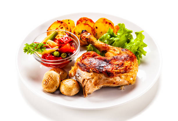 baquetas de pollo asadas con patatas fritas y verduras - roast chicken barbecue chicken french fries chicken fotografías e imágenes de stock