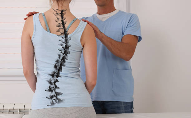 skoliose wirbelsäulenkurve anatomie, haltungskorrektur. chiropraktische behandlung, rückenschmerzlinderung. - human spine chiropractic adjustment backache human bone stock-fotos und bilder