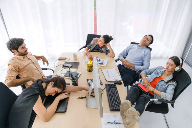 Coffee break time Business and team sleeping at in conference room during meeting office desk. Young businessman with eyeglasses overworked and fell asleep Creative casual man sleeping at his working place tiempo de descanso del café negocios y equipo durmiendo en la sala de conferencias durante el escritorio de la oficina de reuniones. joven hombre de negocios con anteojos sobrecargados de trabajo y se durmió hombre casual creativo durmiendo en su lugar d