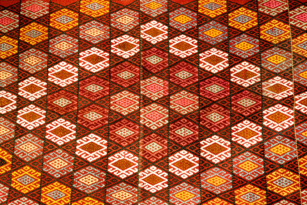 tapis turc avec le modèle a un ornement rouge. - tapestry anatolia traditional culture turkey photos et images de collection