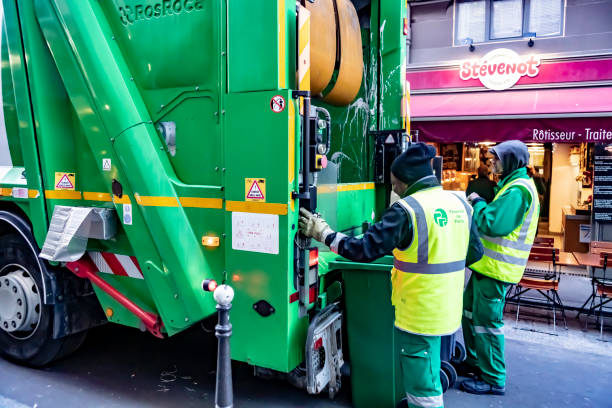 camion della spazzatura 2019 in rue cadet a parigi - opera bar foto e immagini stock