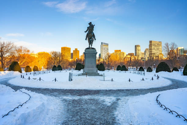 estátua de george washington no jardim público de boston no inverno - boston winter snow massachusetts - fotografias e filmes do acervo