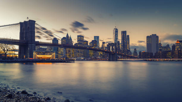 夕暮れ時のブルックリン橋イースト川とマンハッタン - dramatic sky manhattan moody sky new york city ストックフォトと画像