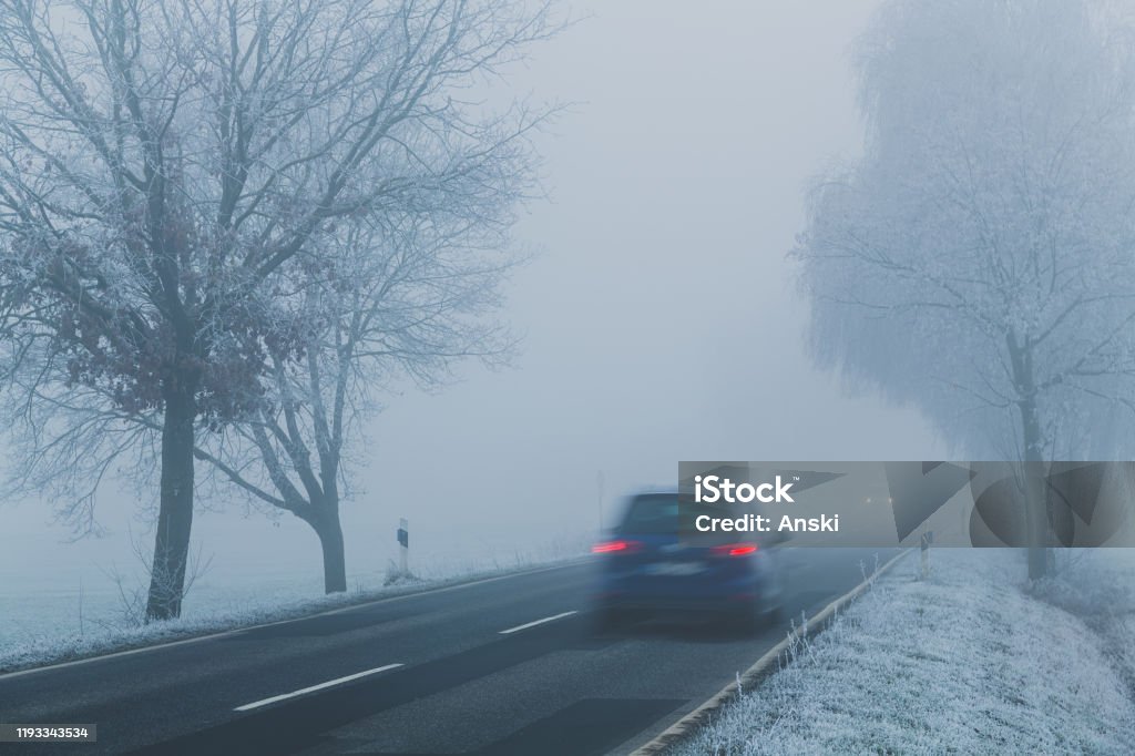 coche que conduce en la carretera de niebla - Foto de stock de Niebla libre de derechos