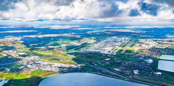 вид с воздуха на аэропорт хитроу в лондоне, великобритания - heathrow airport стоковые фото и изображения