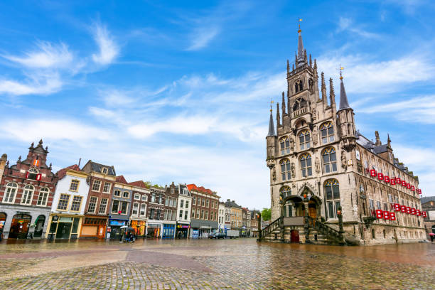 gouda town hall on market square, netherlands - gouda imagens e fotografias de stock