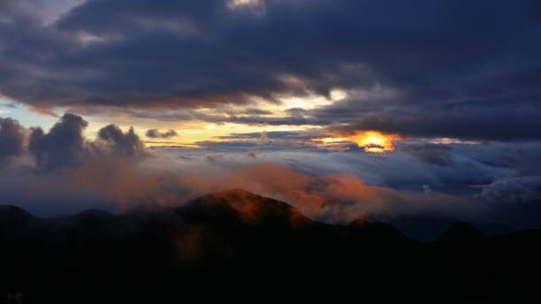 파나마 iv의 볼칸 바루(volcán barú)의 전경을 감상할 수 있는 일출 - baru 뉴스 사진 이미지