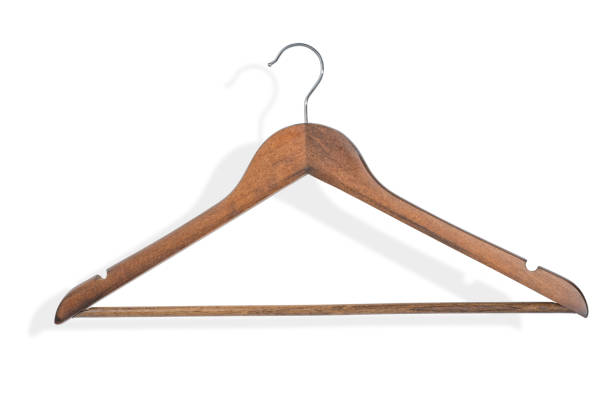 holzaufhänger für kleidung isoliert mit clipping-pfad - shopping retail shirt coat hook stock-fotos und bilder