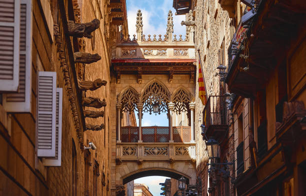 bairro barri gotic em barcelona, espanha. ponte antiga - gotic - fotografias e filmes do acervo