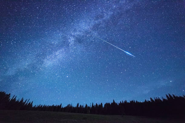 night sky,pioggia di meteoriti - meteora foto e immagini stock