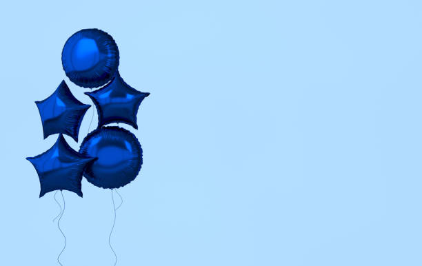 niebieskie balony foliowe izolowane na niebieskim tle. element renderowania 3d na przyjęcie urodzinowe, walentynki, prezentacja. kula i kształt gwiazdy - 2574 zdjęcia i obrazy z banku zdjęć