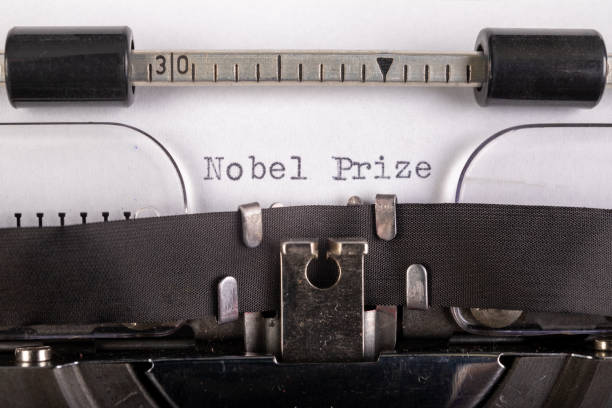 la inscripción "premio nobel" en una hoja blanca en una máquina de escribir. premio nobel de literatura. fondo ligero. - typewriter letter o old typewriter key fotografías e imágenes de stock