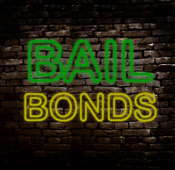 неоновый залог бонд знак - bail bond стоковые фото и изображения