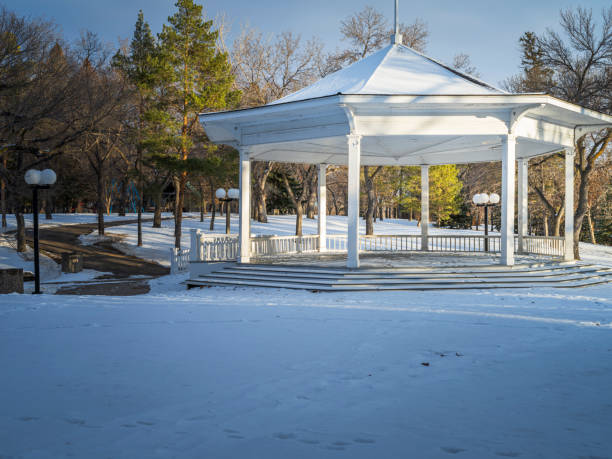 padiglione del lago wascana - saskatchewan regina parliament building wascana lake foto e immagini stock