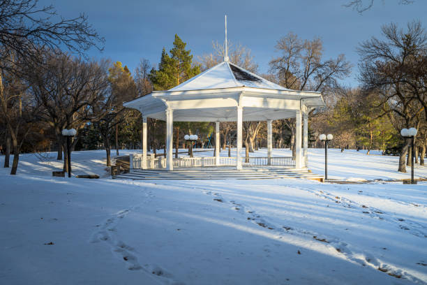 ワスカナ湖のパビリオン - saskatchewan regina parliament building wascana lake ストックフォトと画像