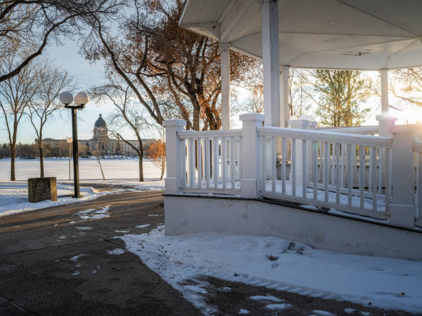 pawilon nad jeziorem wascana - wascana lake zdjęcia i obrazy z banku zdjęć