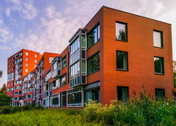 bâtiment moderne de complexe d'appartement dans la ville d'apeldoorn, pays-bas, architecture hollandaise - apeldoorn photos et images de collection
