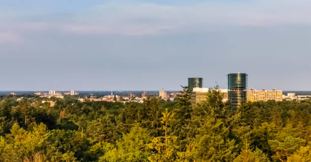 horizon de ville d'apeldoorn avec des arbres et des gratte-ciel, ville hollandaise populaire dans la forêt, pays-bas - apeldoorn photos et images de collection