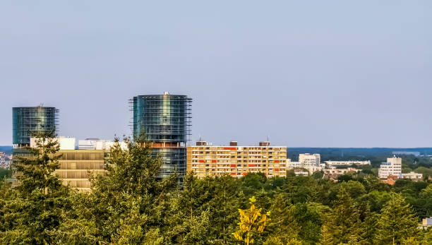 アペルドールンの森からの都市の建物の眺め, 人気のオランダの都市, オラン�ダ - apeldoorn ストックフォトと画像